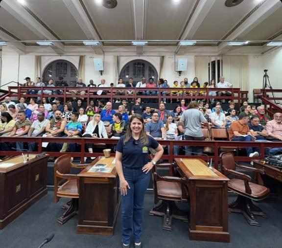 Ana Paula Melo no plenário da Câmara, com as galerias cheias de pessoas ao fundo