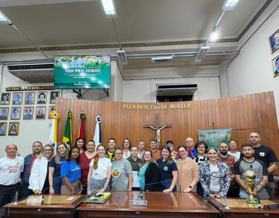 Ana Paula Melo com participantes do Vem Pro Jogo no Plenário Edgar Müller